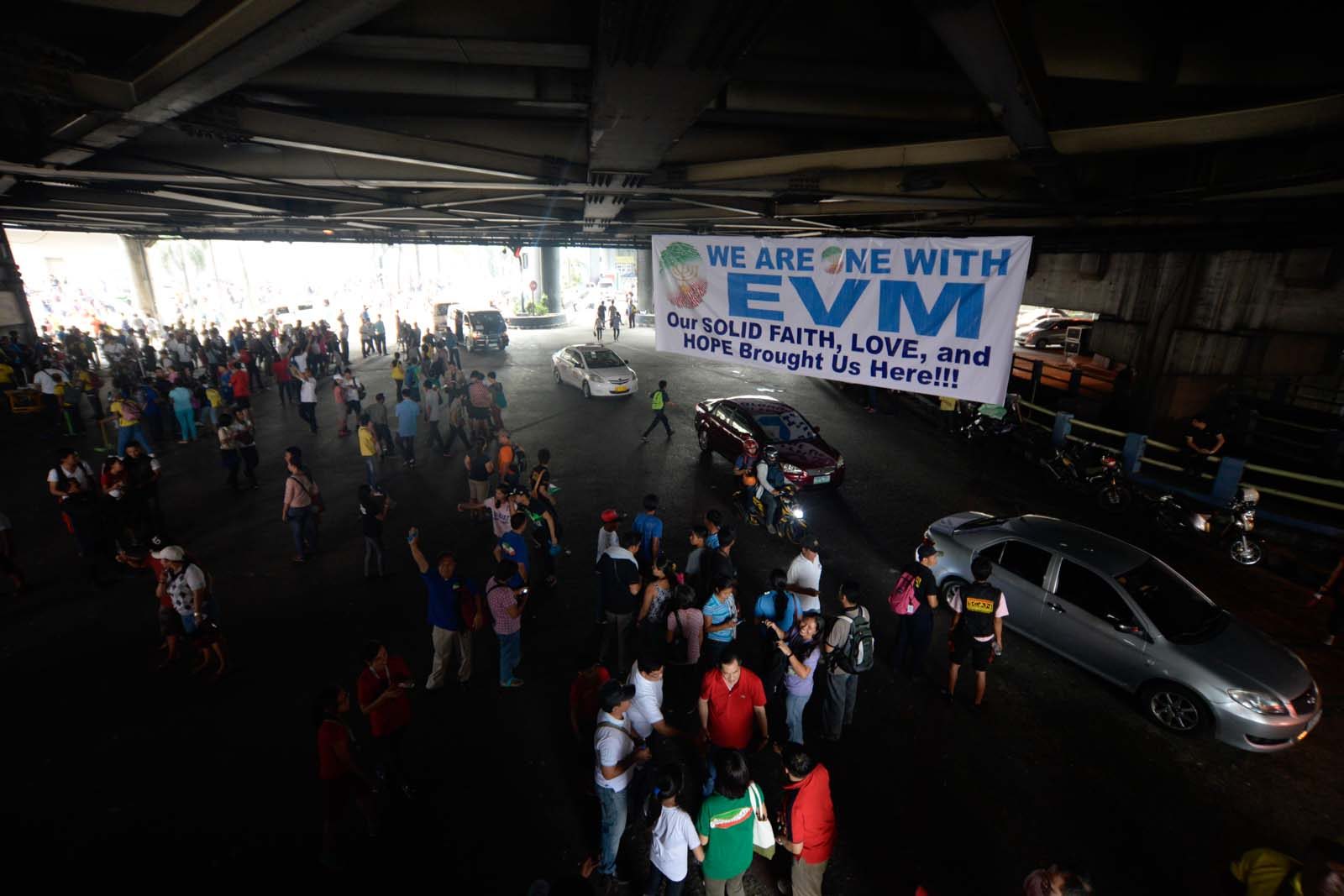 GOING HOME. Iglesia ni Cristo members leave their protest site on August 31, 2015, after church leaders reached an 'understanding' with the government. Photo by Alecs Ongcal/Rappler
 
