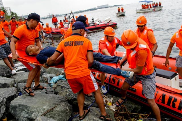 VIA WATER. Seriously injured people being transferred to one of PCG's rubber boats during the metrowide earthquake drill. Photo by Czeasar Dancel/Rappler 