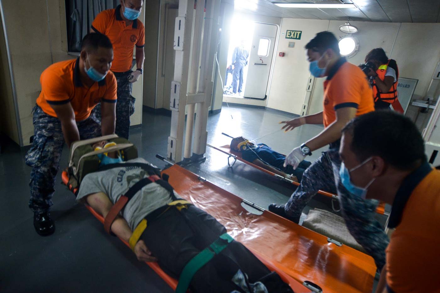 FIRST AID. Seriously injured people being treated by doctors during the metrowide earthquake drill. Photo by Alecs Ongcal/Rappler 