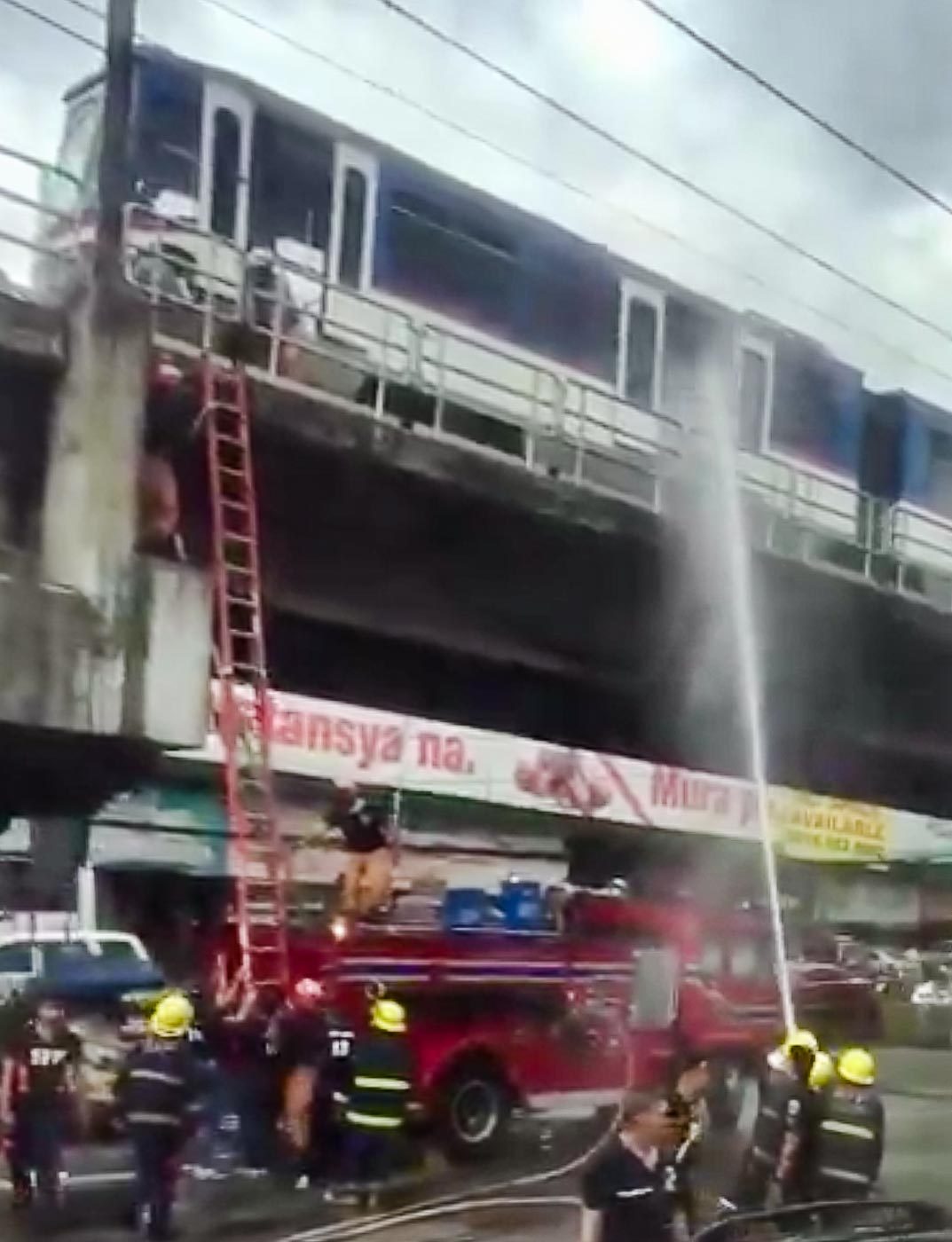 SMOKING TRAIN. Firefighters hose down an MRT train after it emitted fire between the Kamuning and Cubao stations on January 26, 2018. Screengrab from @iamludo/Twitter  