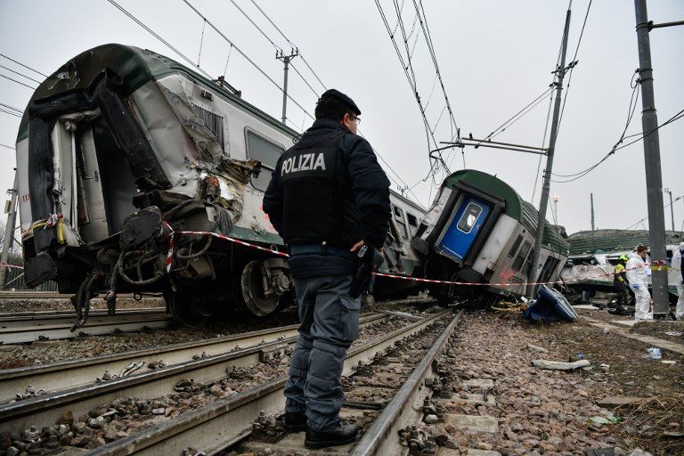 DERAILED. Italian policemen work on the site of a train derailment that killed at least 3 people on January 25, 2018, in Pioltello, near Milan. Photo by Piero Cruciatti/AFP 