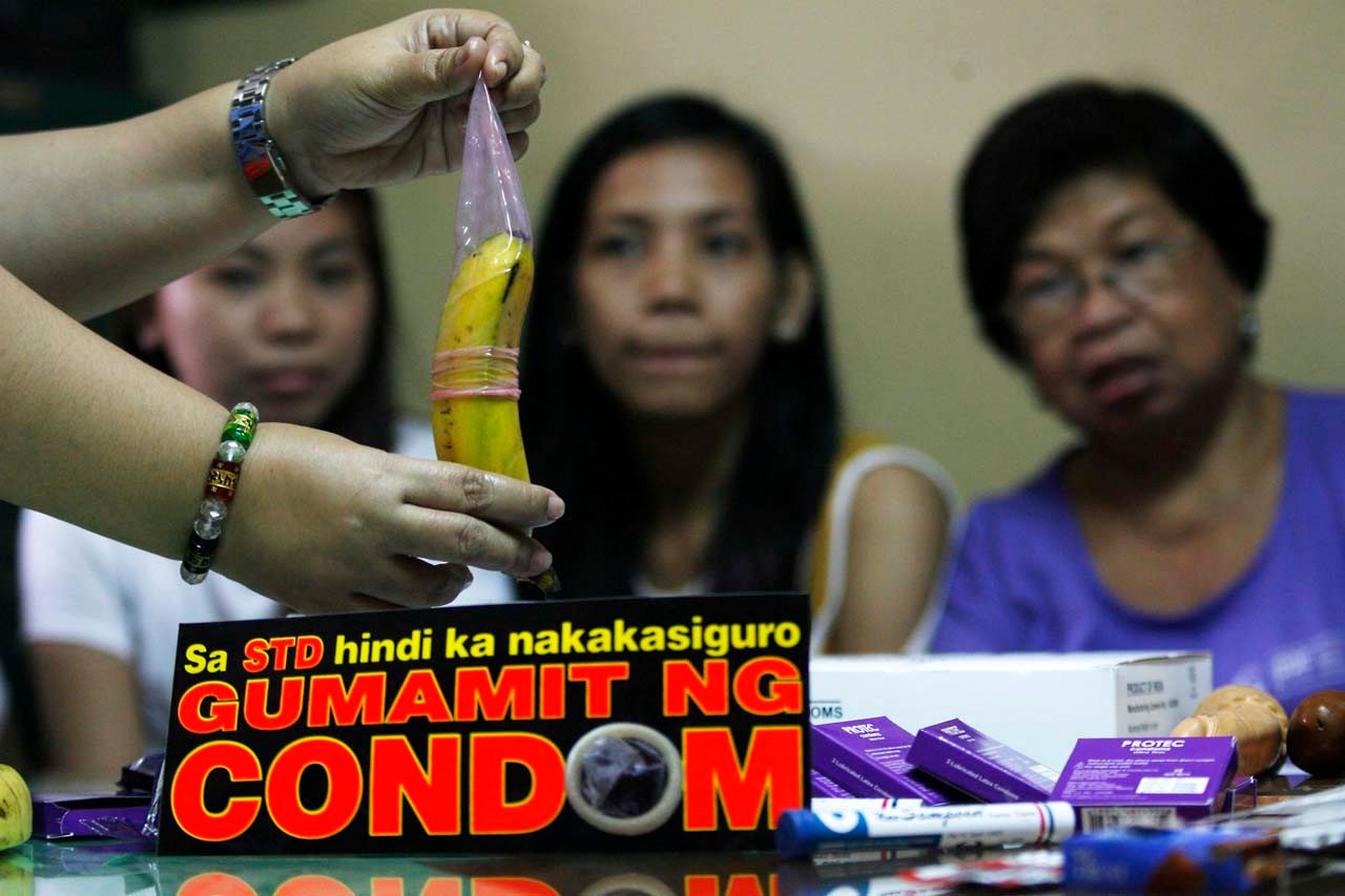 PROTECTION. A reproductive health advocate from the Family Planning Organization of the Philippines (FPOP) demonstrates how to slip a condom using a banana during a training for volunteer health workers on the different types of contraceptives at a health care clinic in Quezon City. 