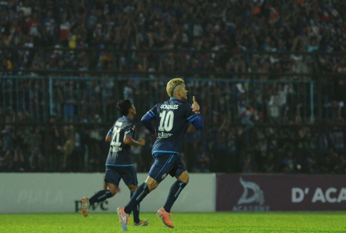 Cristian Gonzales cetak 5 gol ke gawang Semen Padang dalam laga semifinal Piala Presiden 2017. Foto dari Twitter/@AremafcOfficial 