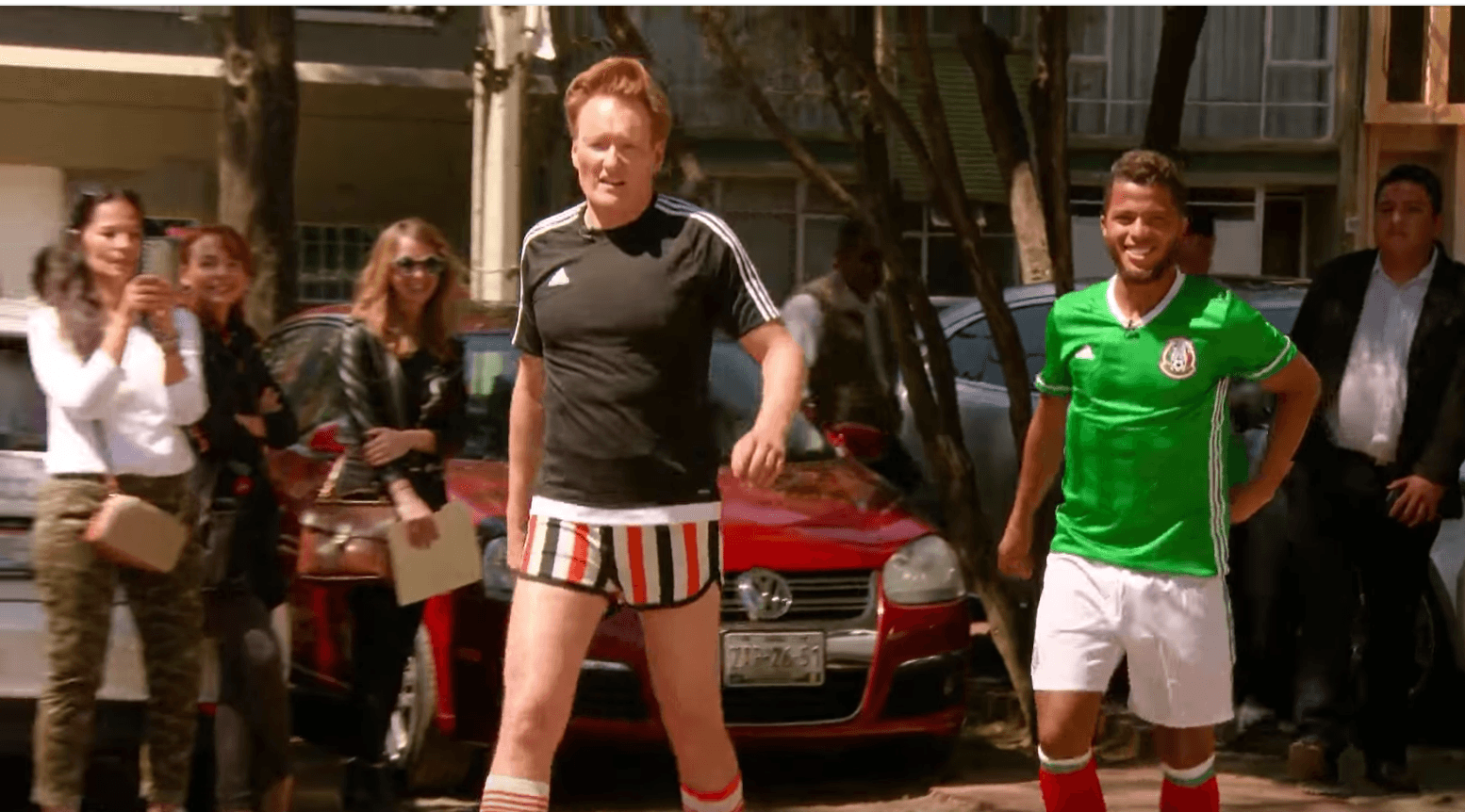 SAKSIKAN: Aksi Conan O’Brien dan Gio Dos Santos bermain bola di Meksiko
