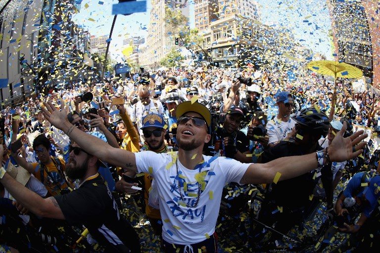GOOD TIMES. Stephen Curry and the Golden State Warriors celebrate with the crowd during the victory parade in Oakland on June 13, 2018. Photo by Ezra Shaw/Getty Images/AFP  