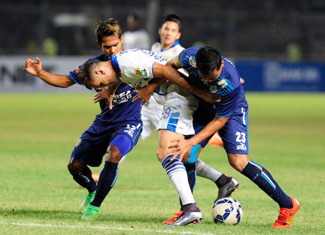 Pesepak bola Persib Bandung, Juan Carlos RB (tengah), berebut bola dengan dua pesepak bola Arema Cronus. Foto oleh Wahyu Putro A/Antara
 