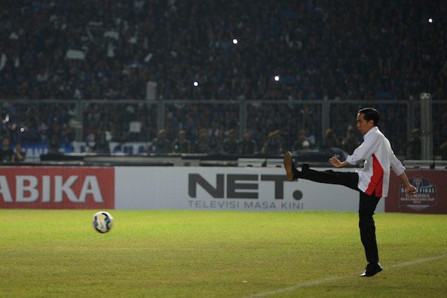 Presiden Jokowi menendang bola saat membuka laga final Piala Bhayangkara. Foto oleh Sigid Kurniawan/Antara 