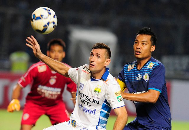 Bantai Bhayangkara Surabaya United 3-0, Arema Cronus kudeta Persija Jakarta