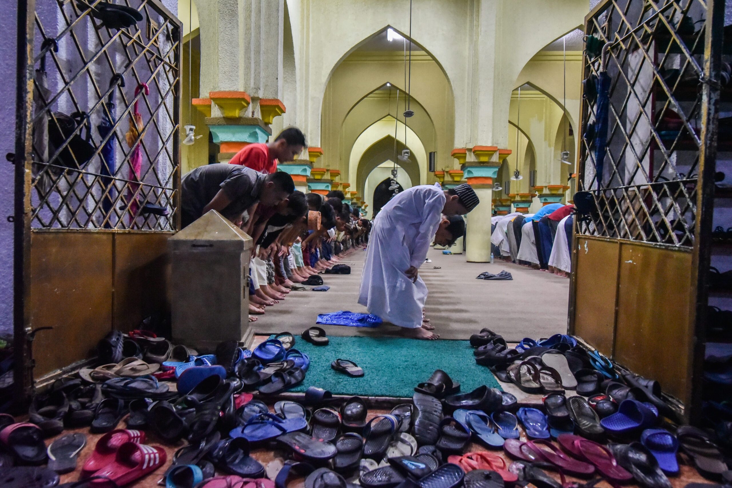 Ramadan begins for world’s Muslims, violently for some