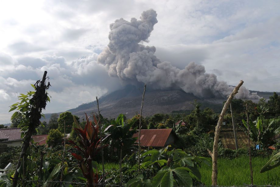 ERUPSI. Gunung Sinabung mengeluarkan material vulkanis disertai awan panas ketika erupsi dilihat dari Desa Tiga Serangkai, Karo, Sumatera Utara, Minggu (15/11). Gunung Sinabung masih berstatus Awas (Level IV) sejak 2 Juni 2015 dan sedikitnya 7.000 warga masih mengungsi. ANTARA/Irsan Mulyadi 