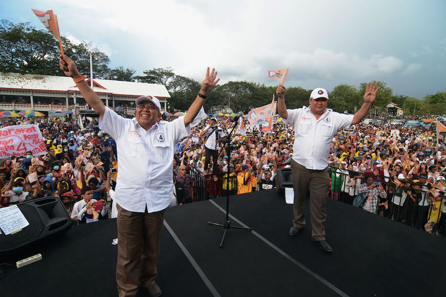 KAMPANYE. Pasangan calon Walikota/Wakil Walikota Palu Nomor Urut 4, Mulhanan Tombolotutu (kiri) / Tahmidy Lasahido (kanan) menggelar kampanye terbuka terakhirnya di Palu, Sulawesi Tengah, Jumat (4/12). Kampanye tersebut sekaligus menandai kampanye penutup yang dijadwalkan oleh KPU Palu. ANTARA/Basri Marzuki 