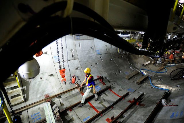 PENGEBORAN. Pekerja mengecek peralatan ketika melakukan pengeboran terowongan proyek Mass Rapid Transit (MRT) di Senayan, Jakarta, Kamis (10/12). ANTARA/Wahyu Putro A 
