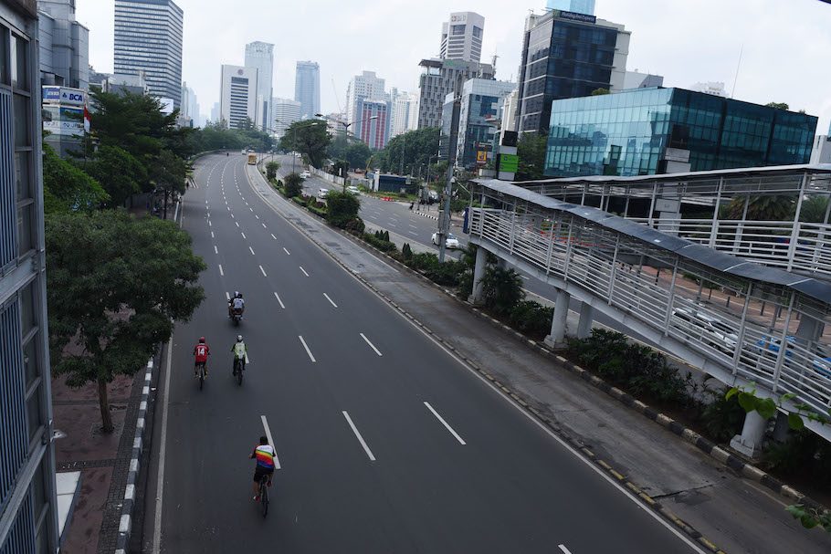 Warga bersepeda di Jalan Jendral Sudirman, Jakarta, Jumat (01/01). Di hari pertama tahun 2016 sejumlah ruas jalan protokol di Jakarta lengang. ANTARA FOTO/Hafidz Mubarak 