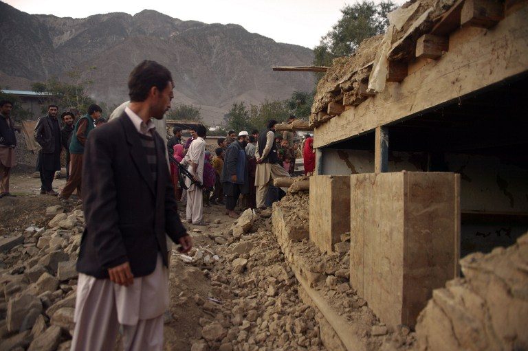 Desperation grows as Afghan-Pakistan quake victims wait for aid