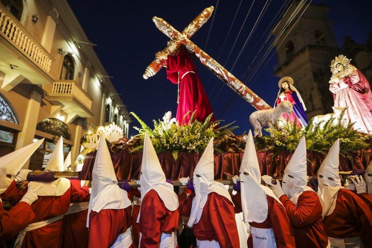 HOLY WEEK PROCESSION. Catholic faithful carry the image of the 'Jesus of the Great Power' during a procession on Holy Week, at La Merced church in Granada, some 48 kilometers from Managua on March 27, 2018. Photo by Inti Ocon/AFP   