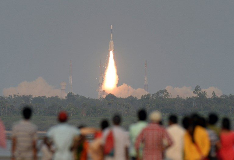 LIFT OFF. Indian onlookers watch as the Indian Space Research Organization's GSAT-6A communications satellite launches on the Geosynchronous Satellite Launch Vehicle (GSLV-F08) from Sriharikota in the southern state of Andhra Pradesh on March 29, 2018. Photo by Arun Sankar/AFP   