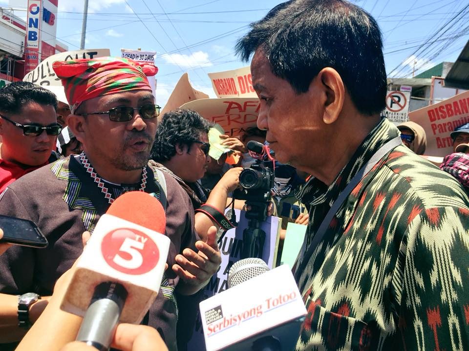 NEGOTIATION. City administrator Melchor Quitain tries to speak to protesters to clear the highway. Photo by Editha Caduaya/Rappler  