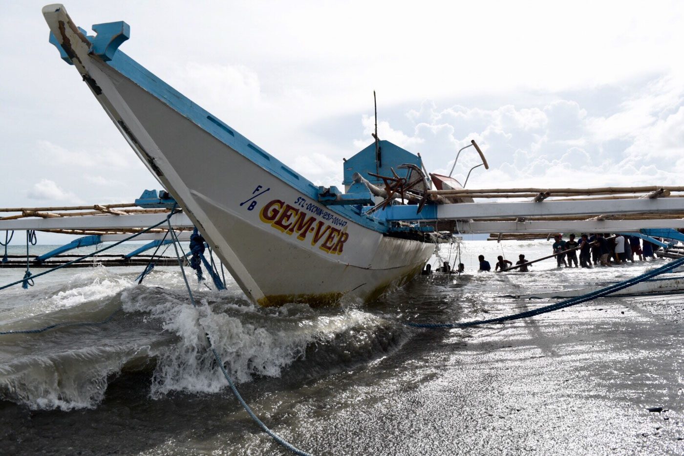 BACK HOME. Fishermen pull the Filipino fishing boat Gem-Ver, which was sunk by a Chinese ship in Recto Bank (Reed Bank), toward the shore of Barangay San Roque I, San Jose, Occidental Mindoro on June 15, 2019. Photo by LeAnne Jazul/Rappler 