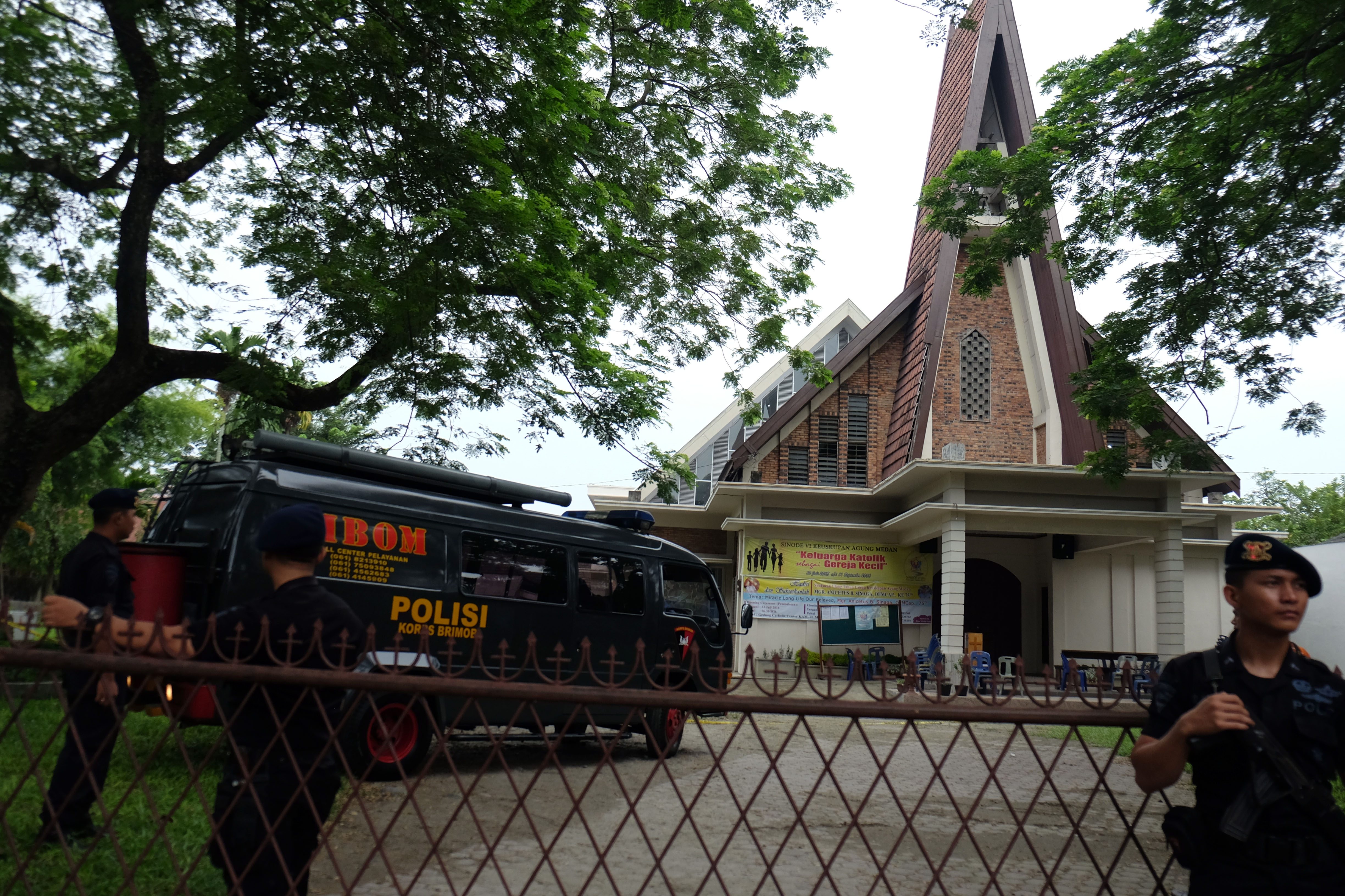 Personel Brimob berjaga di halaman Gereja Katolik Stasi Santo Yosep pascaperistiwa teror bom di lokasi tersebut, Medan, Sumatra Utara, pada 28 Agustus 2016. Foto oleh Irsan Mulyadi/Antara 
