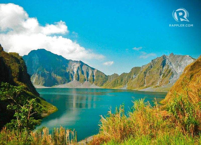 PICTURE-PERFECT. Pinatubo crater lake’s aquamarine waters enclosed by an ash-gray crater is the stuff of postcards. Photo from adrenalineromance.com