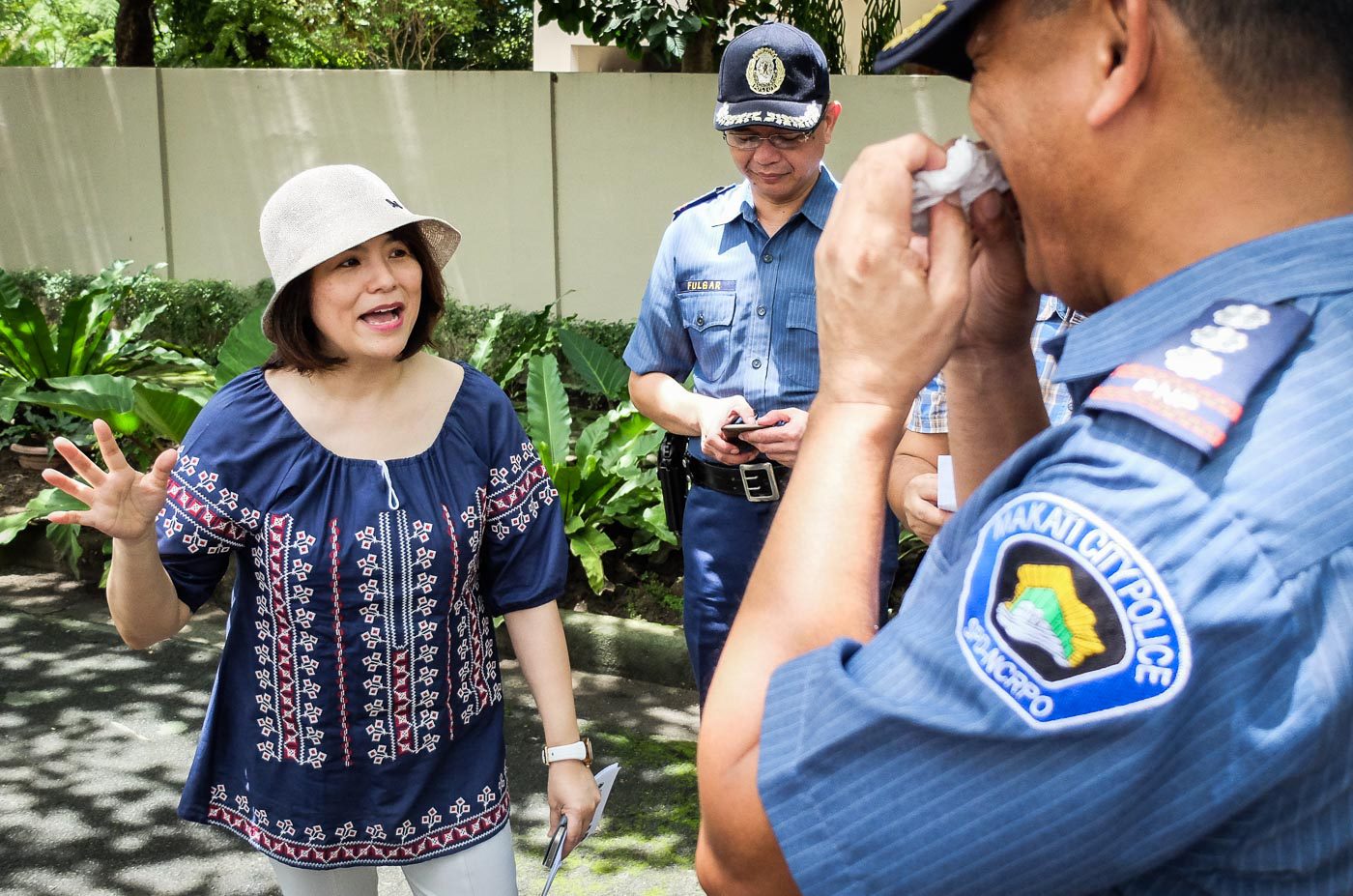 LIGHT BANTER. Forbes Park Barangay Captain Manotok talks to police during the "reinvigorated" Oplan TokHang in her barangay. Photo by LeAnne Jazul/Rappler 