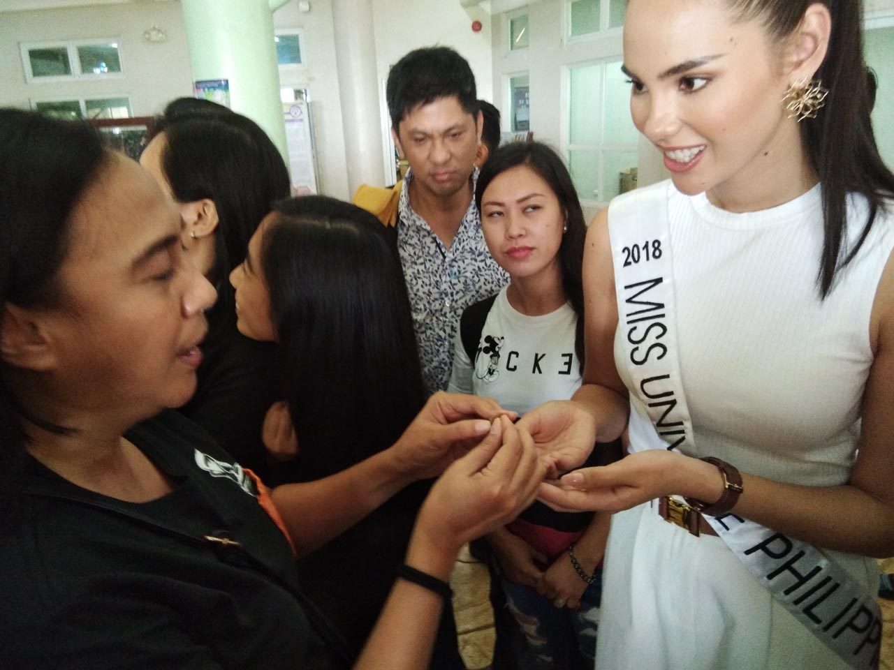 HIV/AIDS AWARENESS PROGRAM SPOKESPERSON.Chi Vallido of Forum for Population and Development pins a Purple Ribbon Partner on Miss Universe Philippines 2018 Catriona Gray, an HIV/AIDS program spokesperson.Photo by Mau Victa  