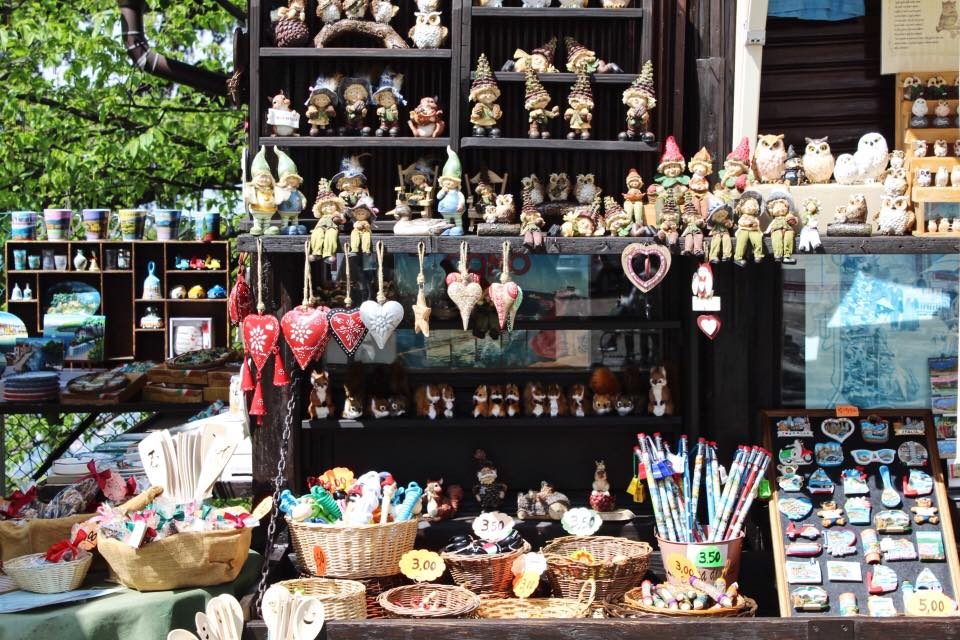 WOODEN SOUVENIRS. Como is known for its wood crafts. Photo by Don Kevin Hapal/Rappler  