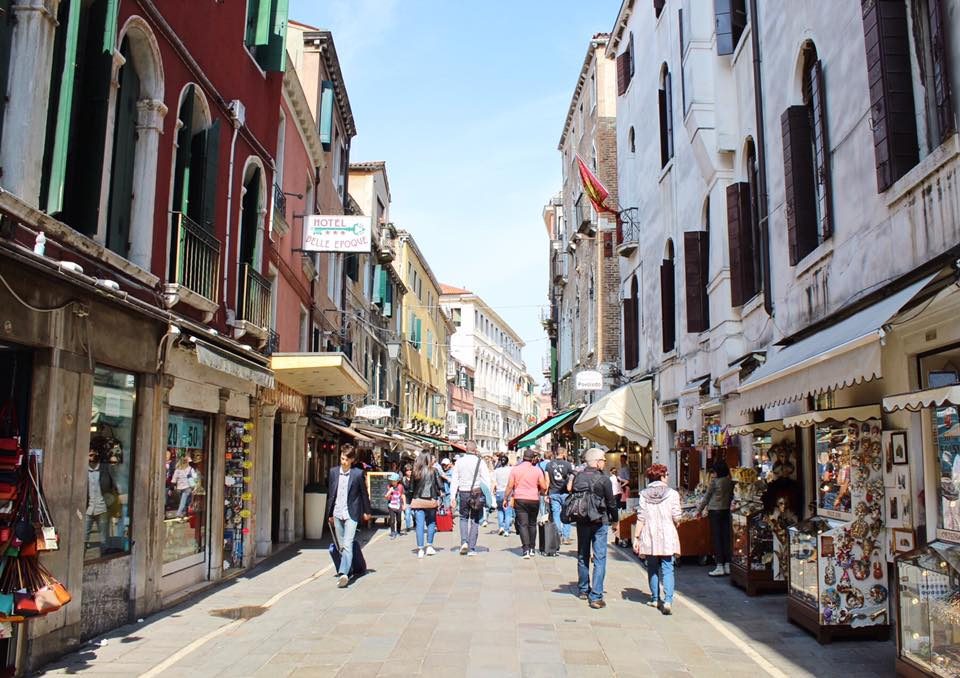 WALKING TOUR. Ditch the bus and just walk around Venice! Photo by Don Kevin Hapal/Rappler 
