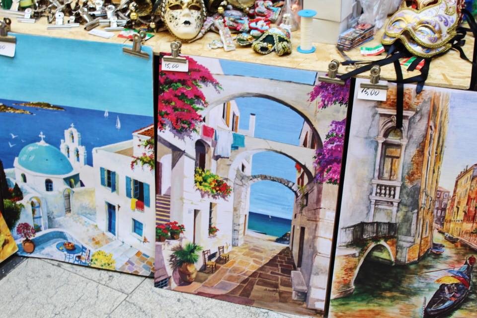 ART SOUVENIRS. You can find paintings and other artworks being sold all over Italy. Photo by Don Kevin Hapal/Rappler  