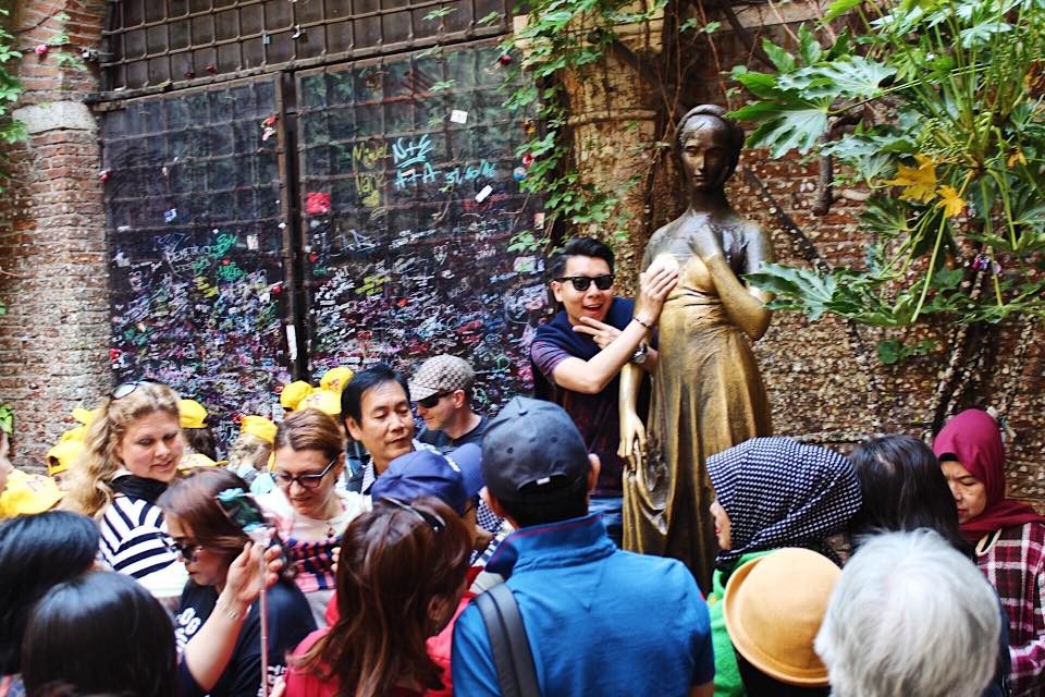 LUCKY STATUE. People believe that touching this Juliet statue's breast brings good luck. Photo by Don Kevin Hapal/Rappler  