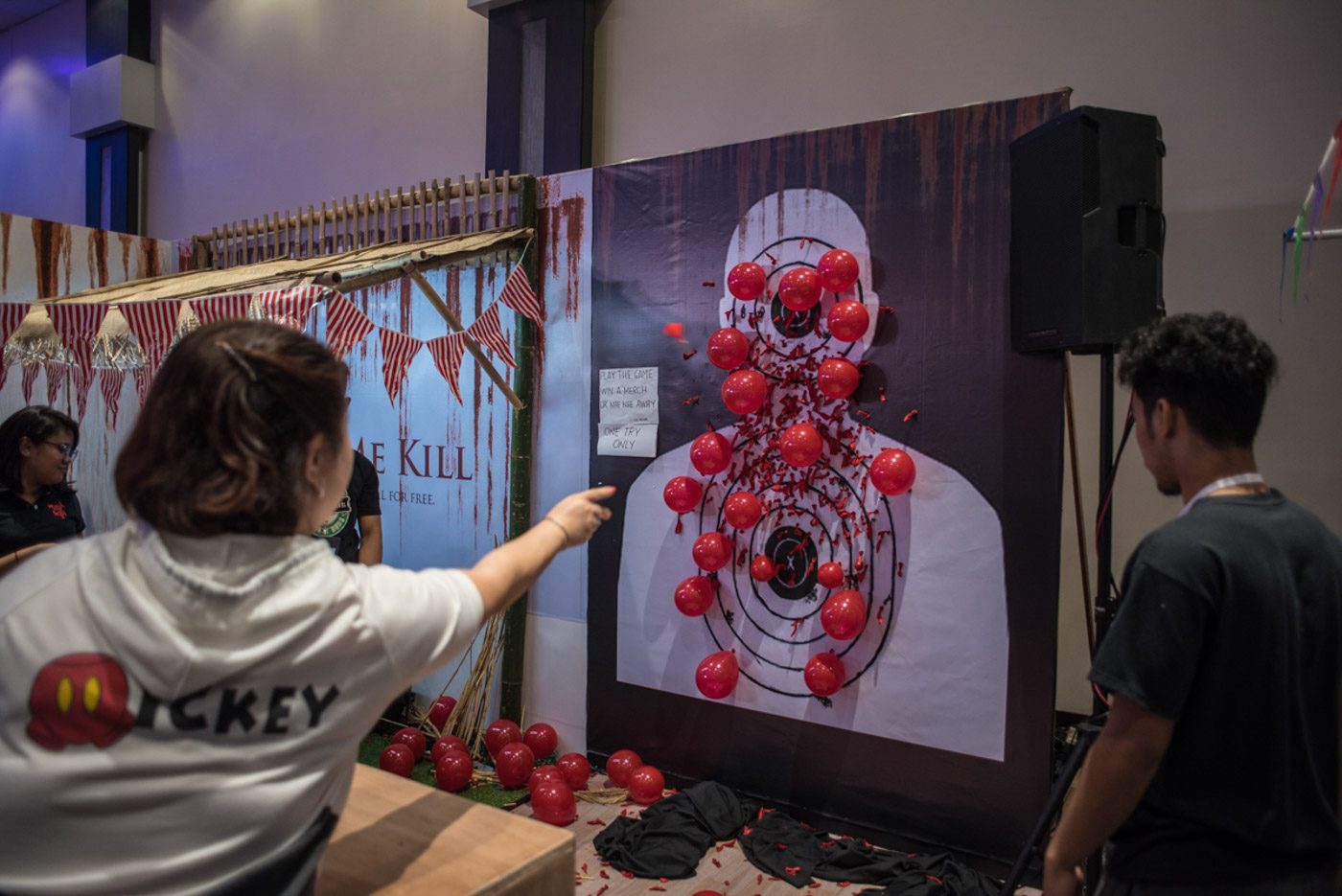 HIT THE TARGET. A participant tries to hit a target in the booth of the movie 'Watch Me Kill.' Photo by Rob Reyes/Rappler 