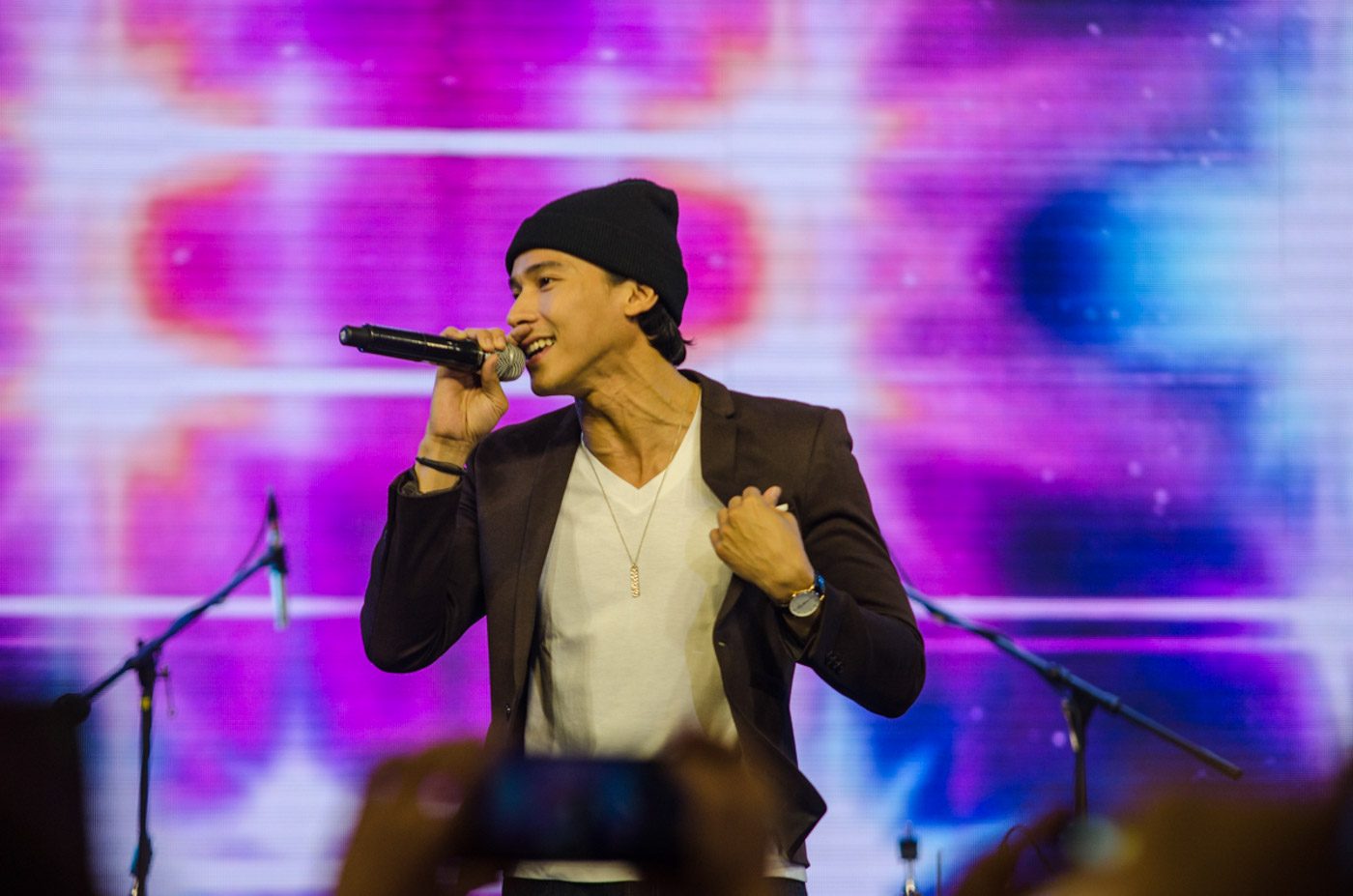 ENCHONG THE SINGER. Enchong Dee sings for the crowd. Photo by Rob Reyes/Rappler 