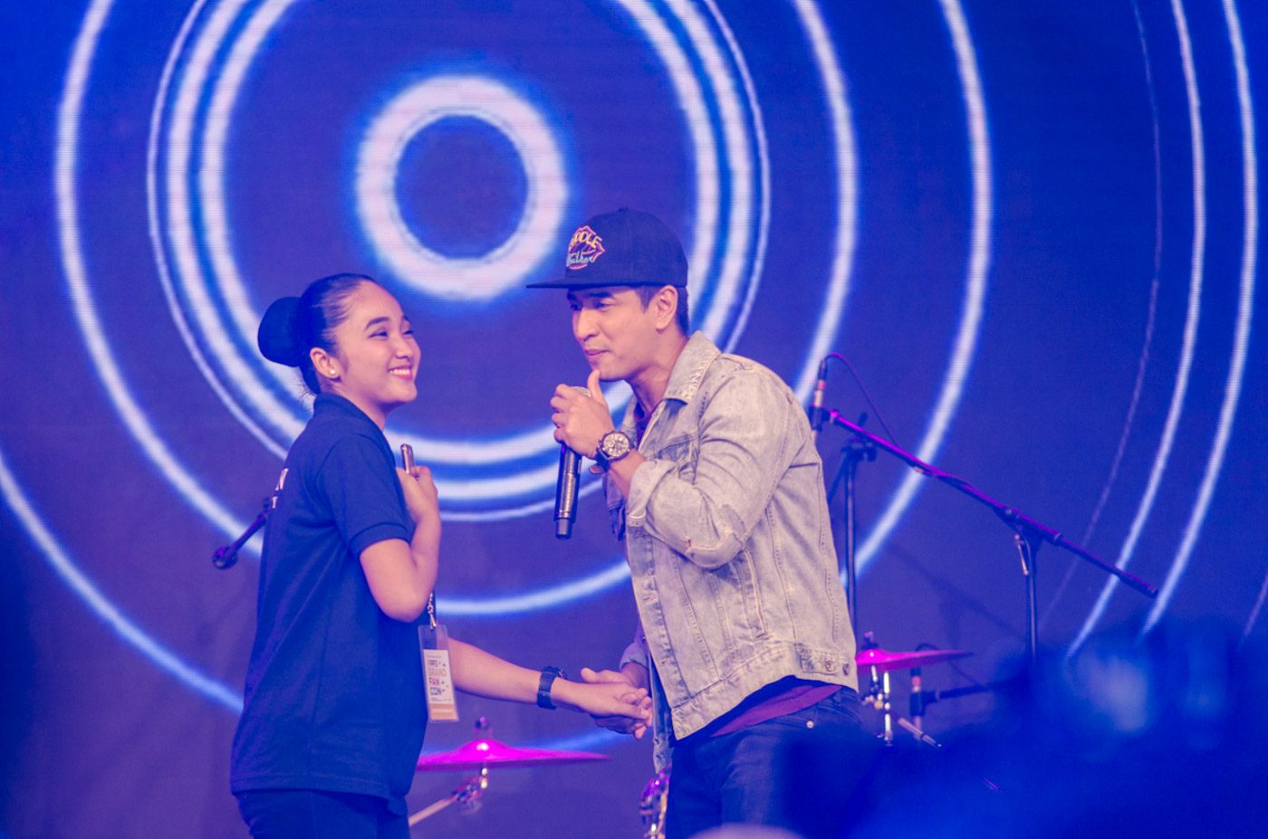 SERENADE. 'Cuddle Weather's' RK Bagatsing sings for a lucky lady in the audience. Photo by Rob Reyes/Rappler 