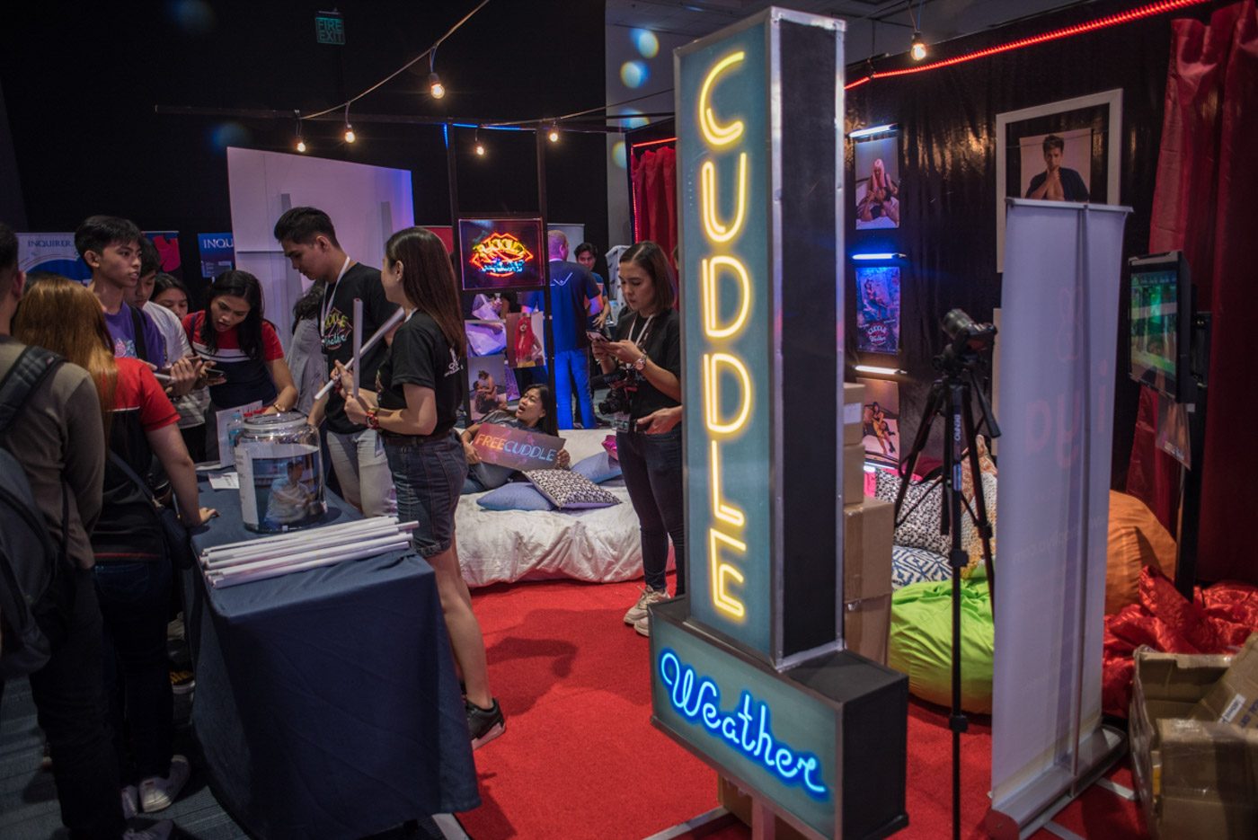 FREE CUDDLES. The 'Cuddle Weather' booth at the Fancon. Photo by Rob Reyes/Rappler 