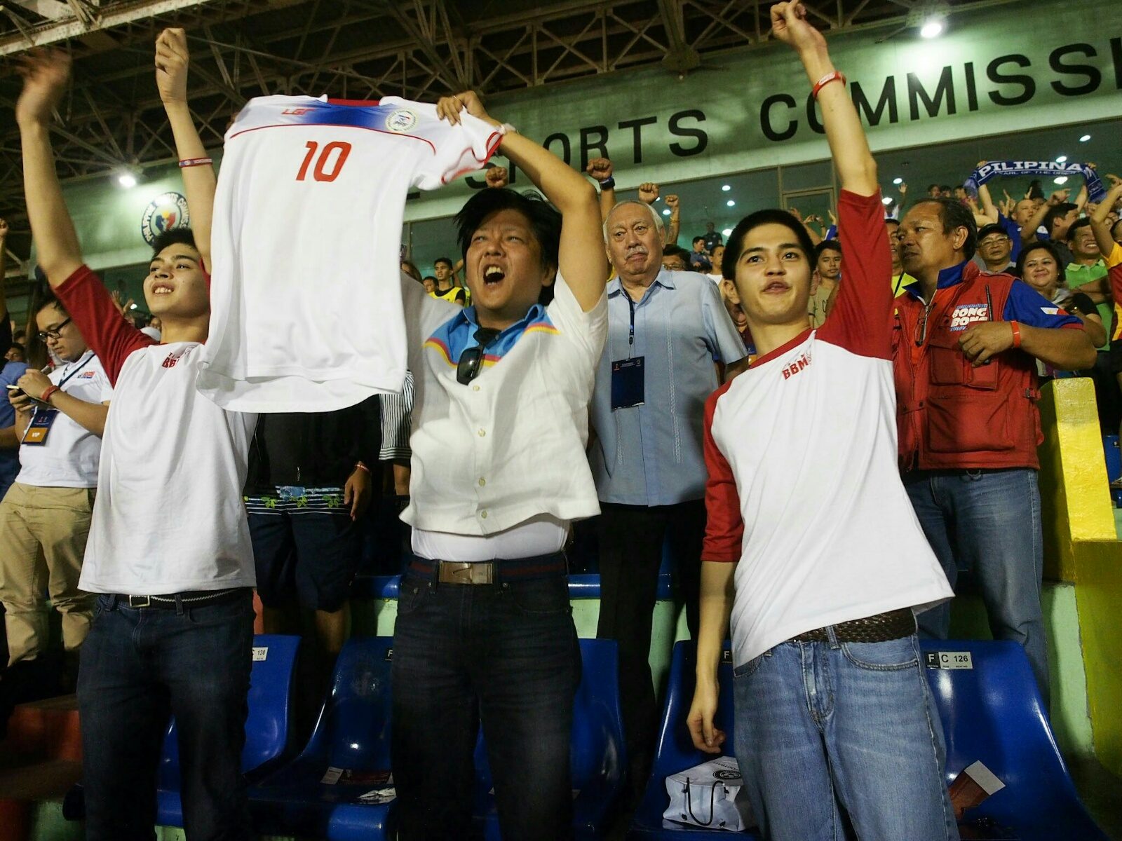 NEW TEAM MEMBER? Vice presidential candidate Ferdinand 'Bongbong' Marcos Jr gets his very own Azkals jersey on Tuesday, March 29. Photo from the Office of Senator Bongbong Marcos 