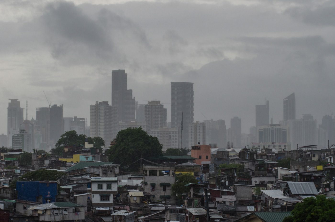 NEW LAND. Manila is a city of contrasts coexisting with equally developed cities in the National Capital Region. File photo by Rob Reyes/Rappler  