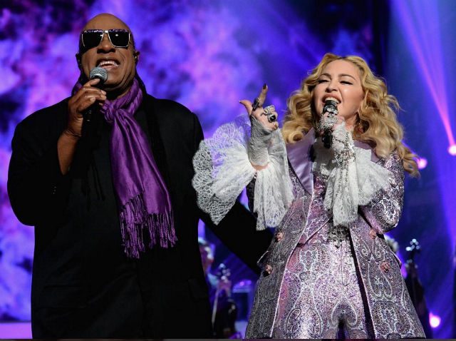 Madonna’s Prince tribute criticized at Billboard Music Awards