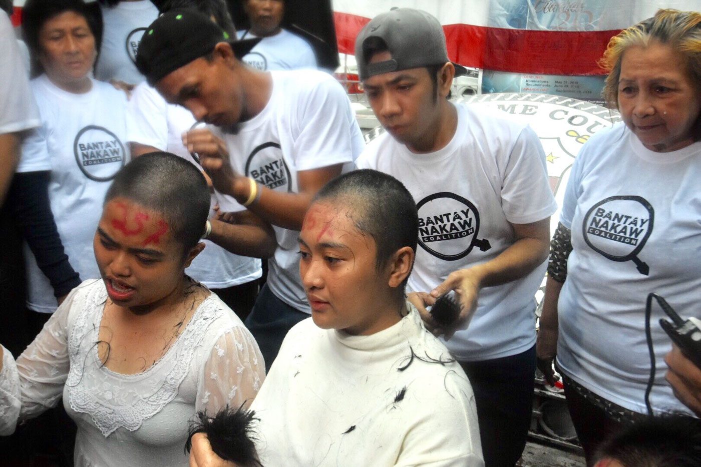 LOOK: Men, women shave heads to call for 25% shading threshold in VP race