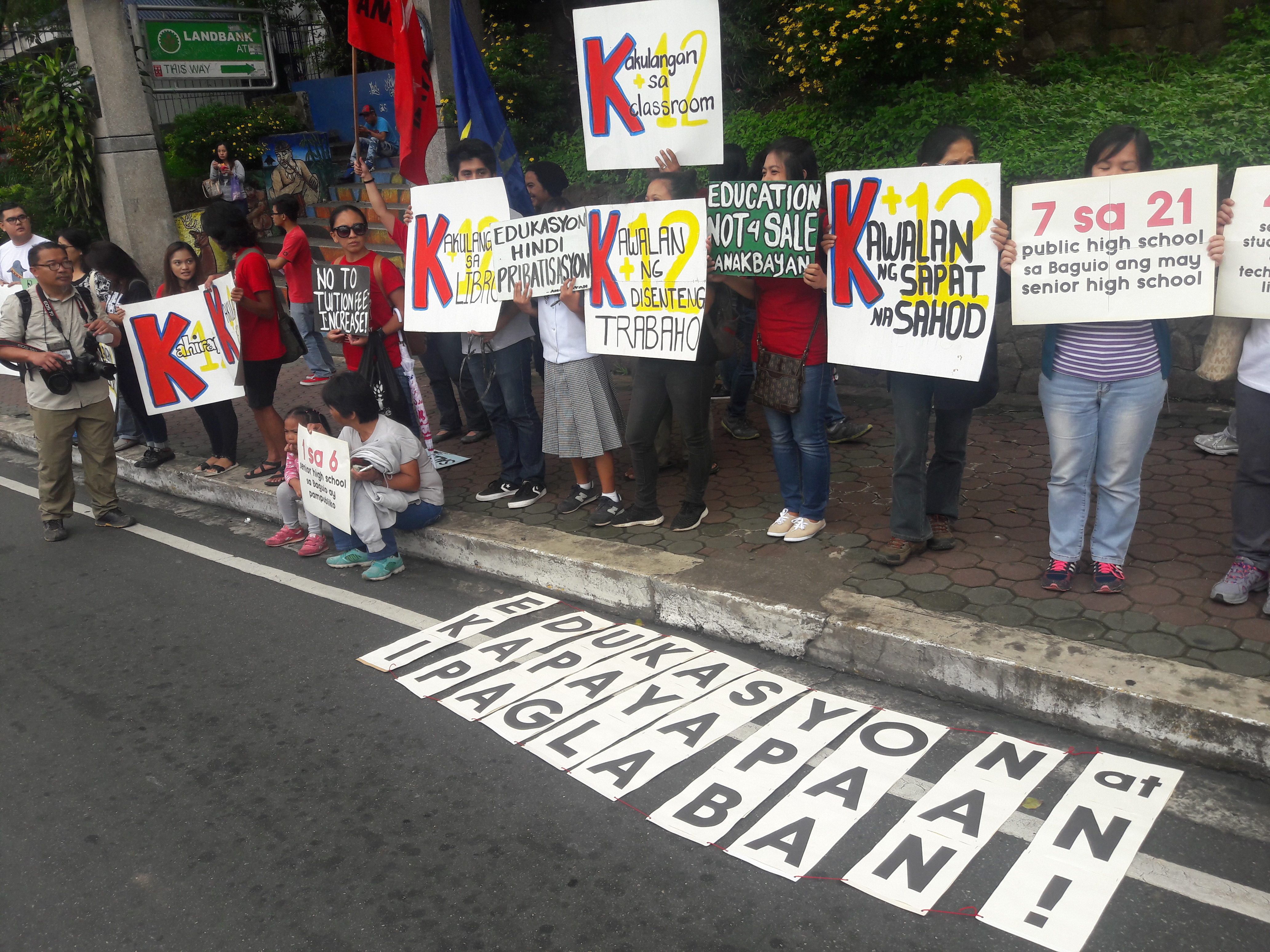 PROTESTS. Students and members of cause-oriented groups greet the first day of classes on June 5, 2017, in Baguio City with the same sentiments on lack of classrooms and teachers and the alleged adverse effects of the K to 12 implementation. File photo by Mau Victa/Rappler  