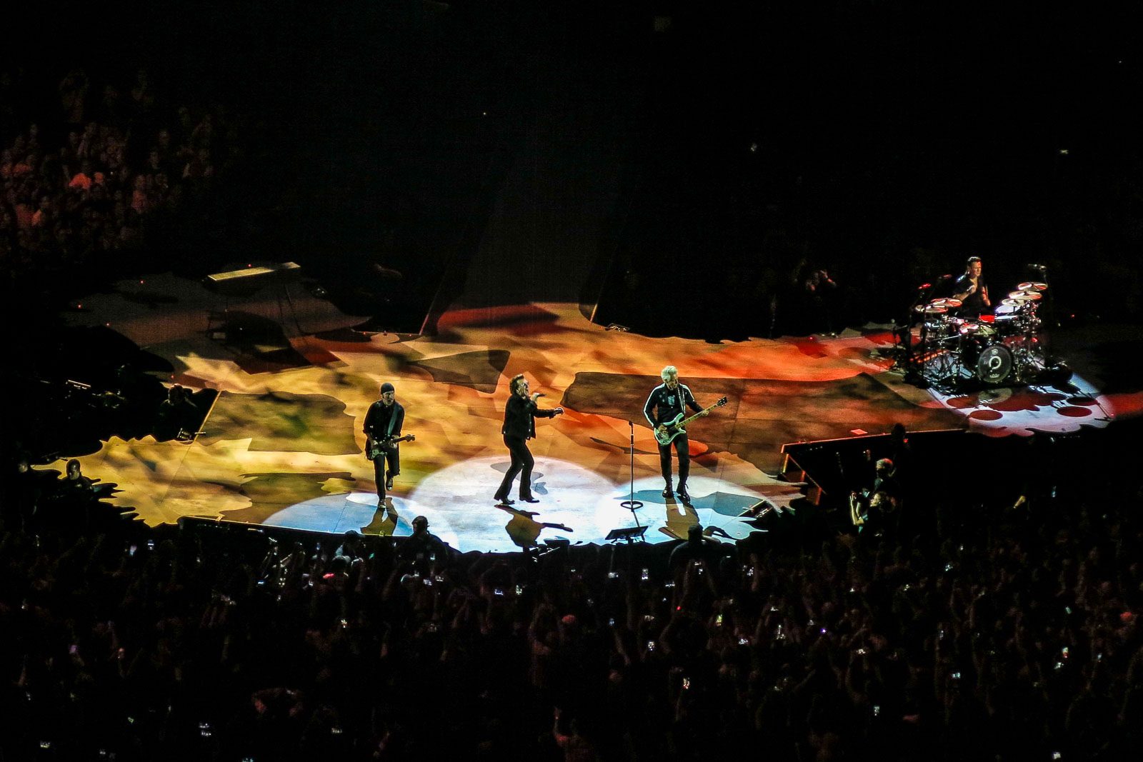 STILL ROCKING. U2 at their 2,050th show in the Philippine leg of the Joshua Tree Tour. Photo by Mia Gonzalez/Rappler  