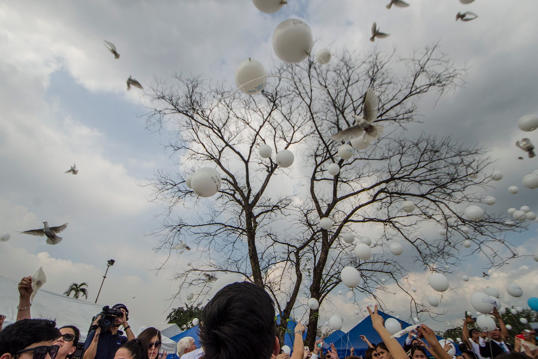 LETTING GO. Those present at the interment release white balloons and doves after Kuya Germs is laid to rest. Photo by Rob Reyes/Rappler  