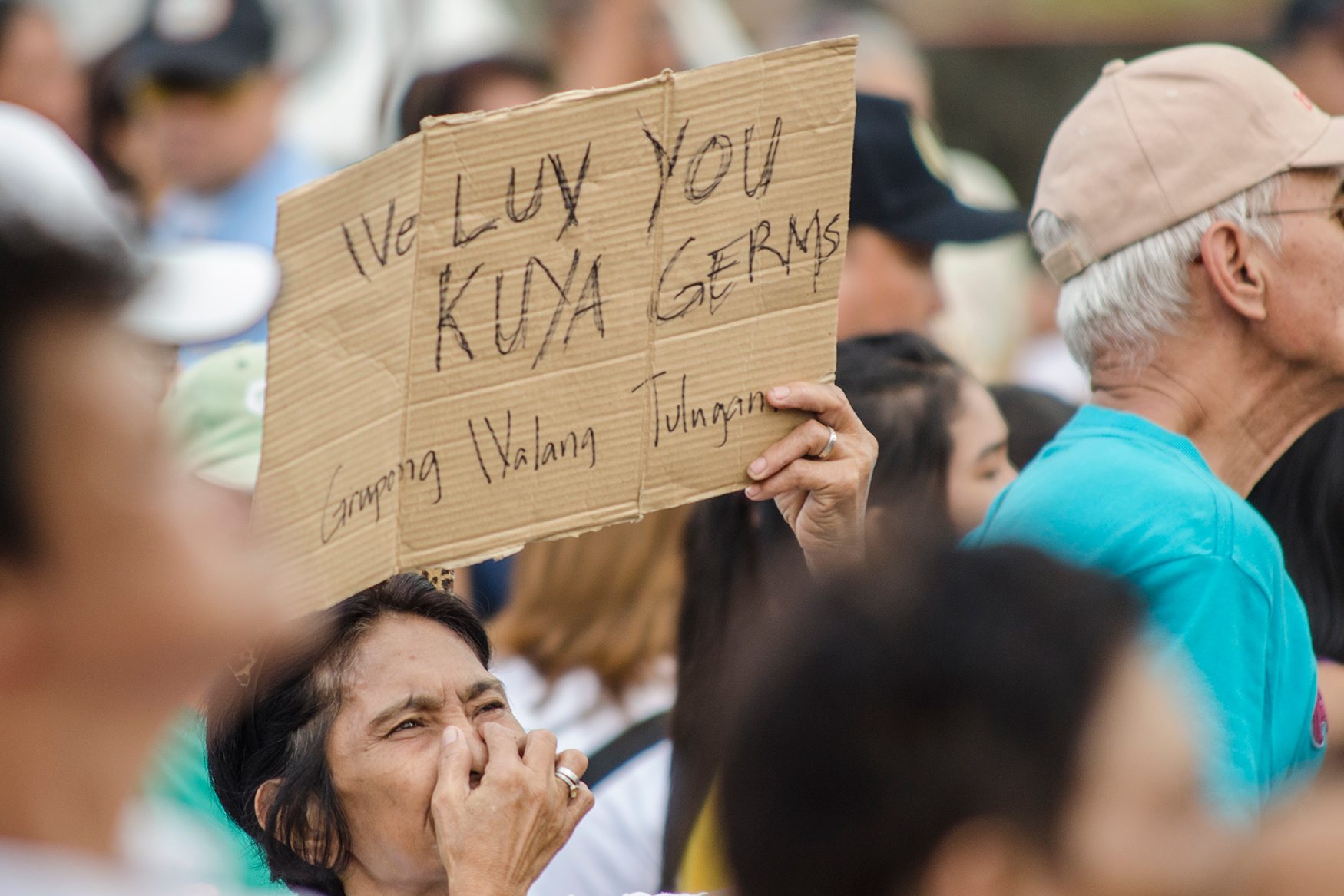 WE LOVE YOU. Fans paid their last respects at Kuya Germs' funeral as well. Photo by Rob Reyes/Rappler  