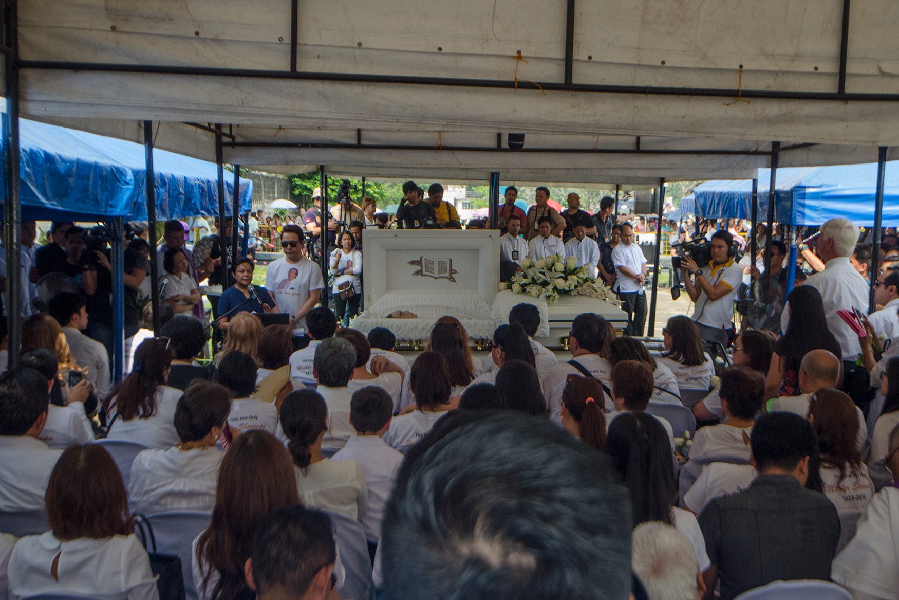 LAST WORDS. Kuya Germs' family and friends say a few words before he is laid to rest. Photo by Rob Reyes/Rappler  