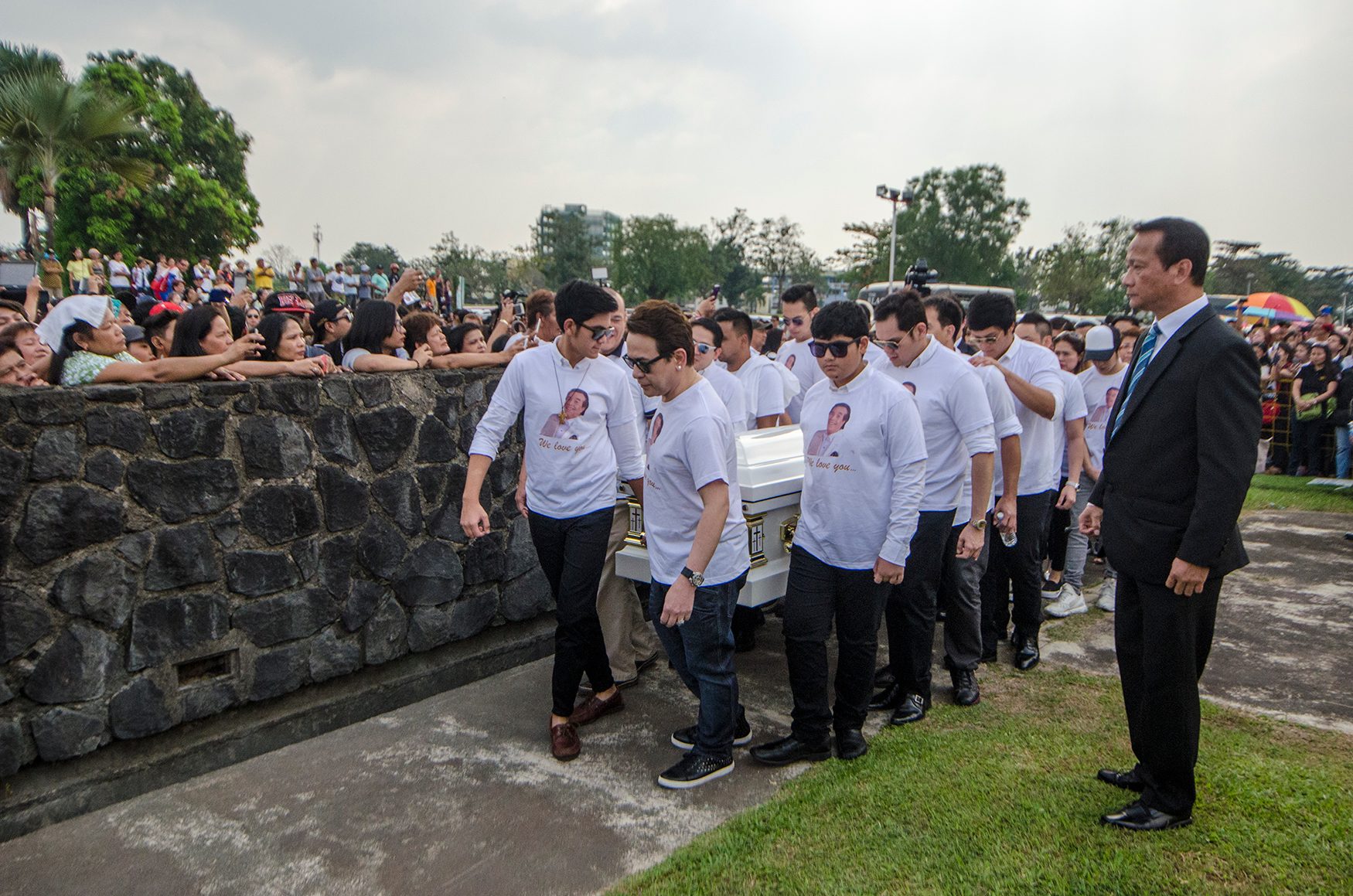 ARRIVAL. Kuya Germs' family carries his casket into Loyola Memorial. Photo by Rob Reyes/Rappler  