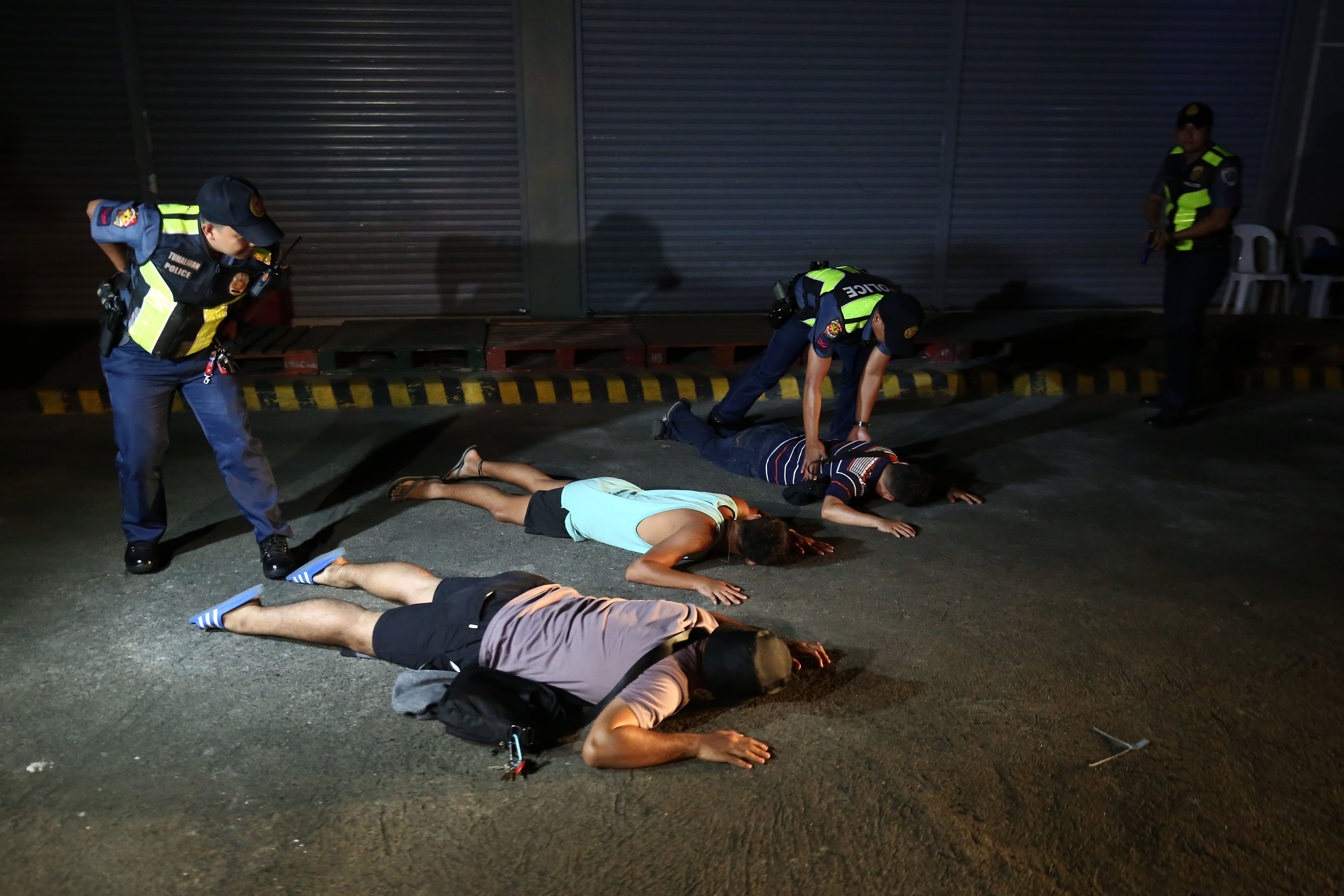 RESCUE OPERATIONS. Police officers simulate a crowd control scenario in Pasig City on Saturday, July 27, for the 5th #MMShakeDrill.
Photo by Ben Nabong/Rappler  