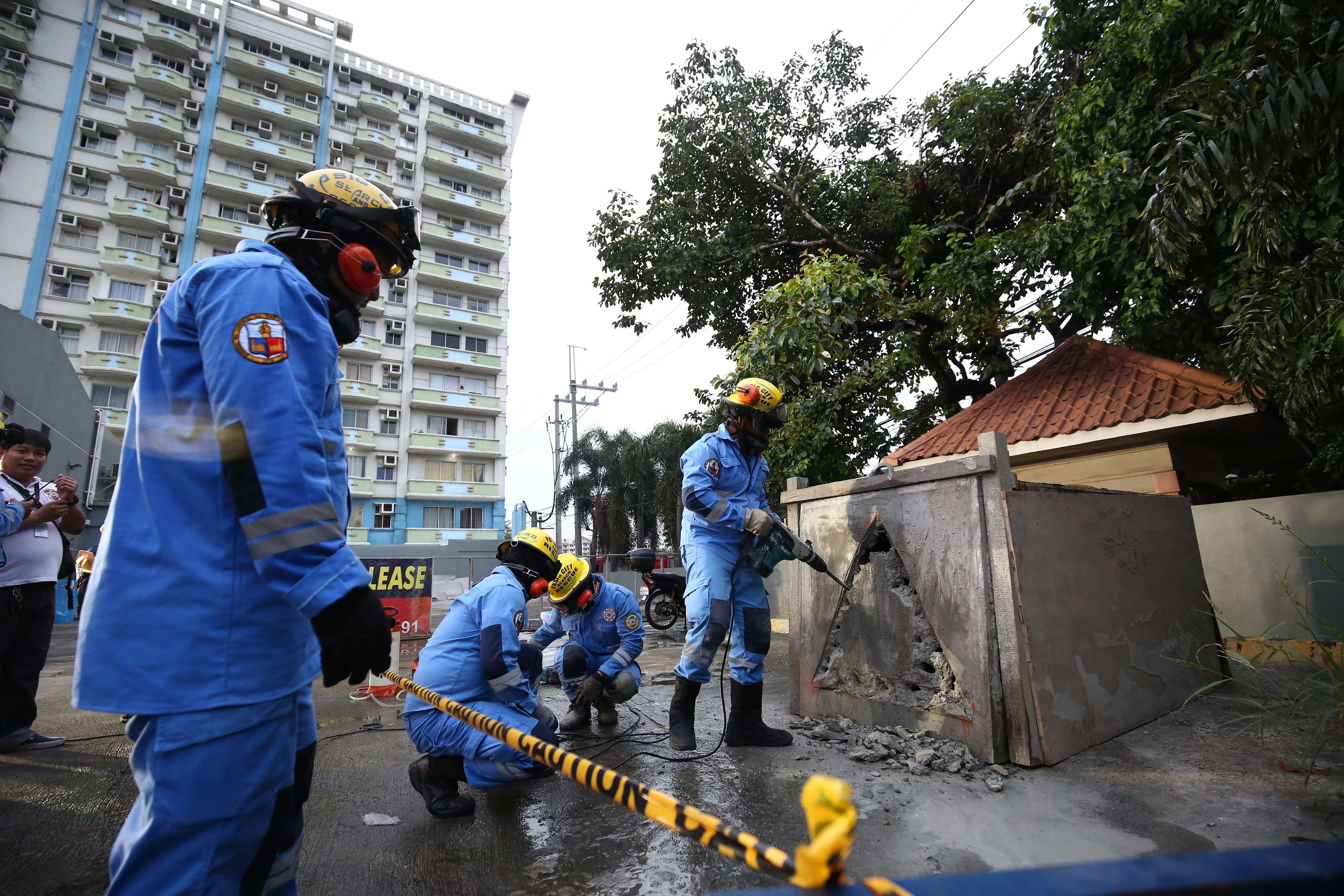 Rescue personnel respond and apply first aid to mock victims at the various scenario in case "the Big One" strikes Metro Manila during the 5th Metro Manila Shake Drill in Pasig City on Saturday, July 27.
Photo by Ben Nabong 