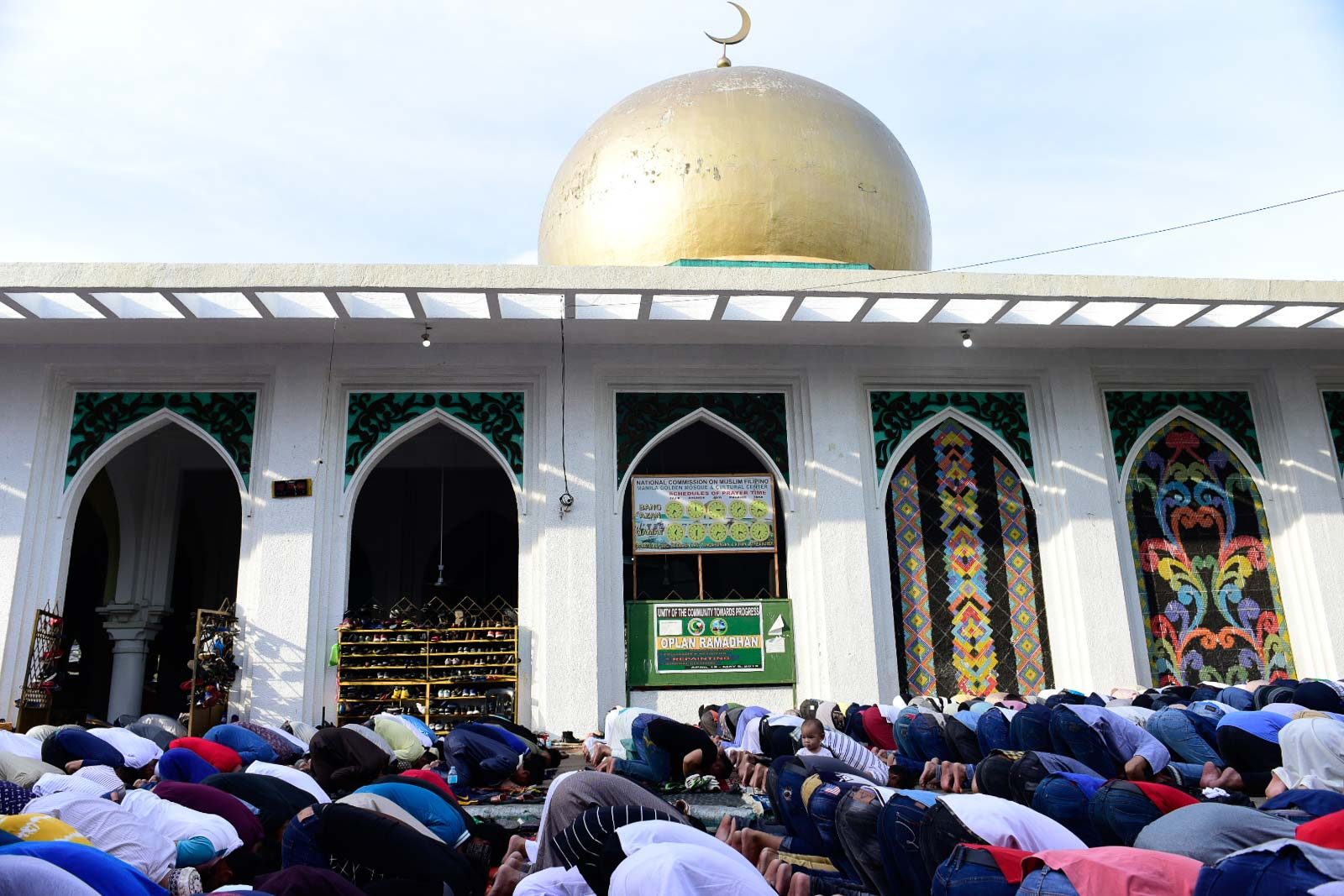 GOLDEN MOSQUE. Muslims pray outside during Eid'l Fitr prayers at the Globo de Oro mosque in Quiapo, Manila. Photo by Rob Reyes/Rappler  