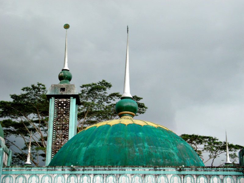 UP CLOSE. The mosque has interesting details like the dome’s painted petals and the minarets’ metalwork. Photo by Mervz Marasigan
