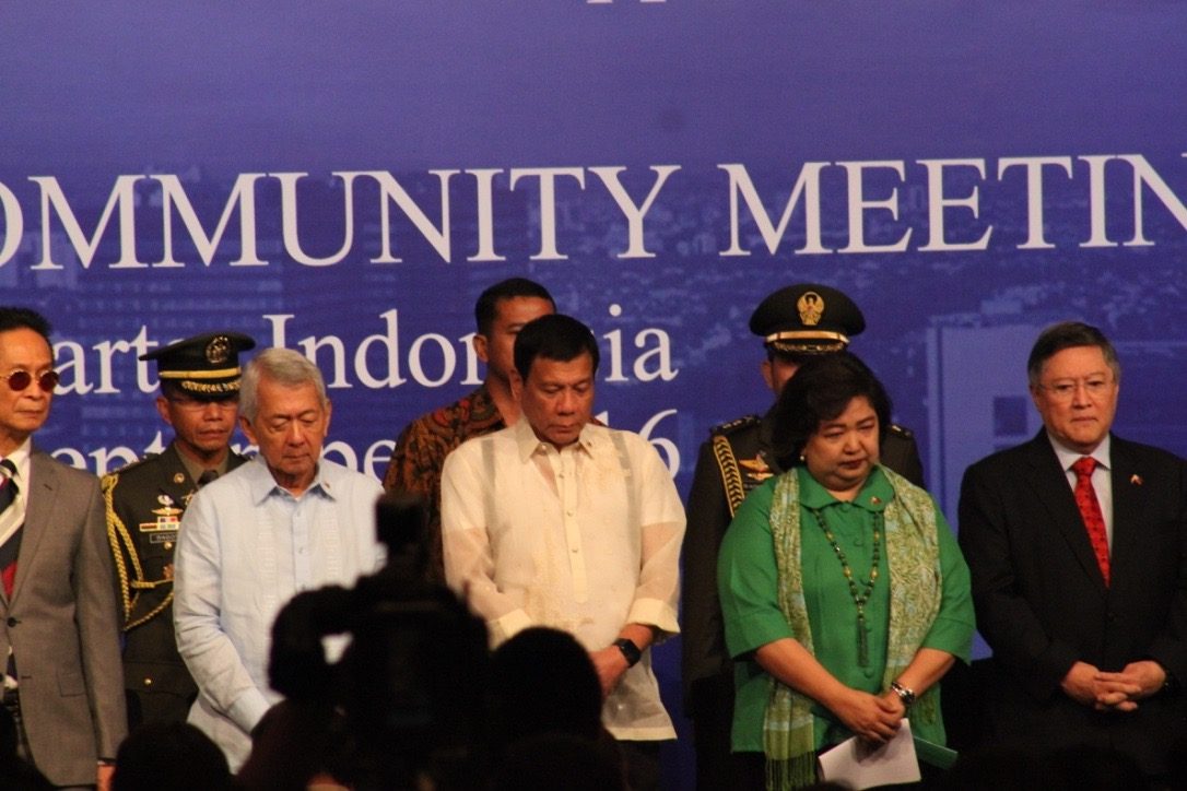 BERDOA. Presiden Duterte (tengah) pada saat doa pembukaan acara pertemuan dengan Komunitas Filipina di Indonesia. Dia didampingi oleh Menlu Perfecto Yasay Jr. (kiri) dan Dubes Filipina di RI  Maria Lumen B. Isleta (kanan) 
