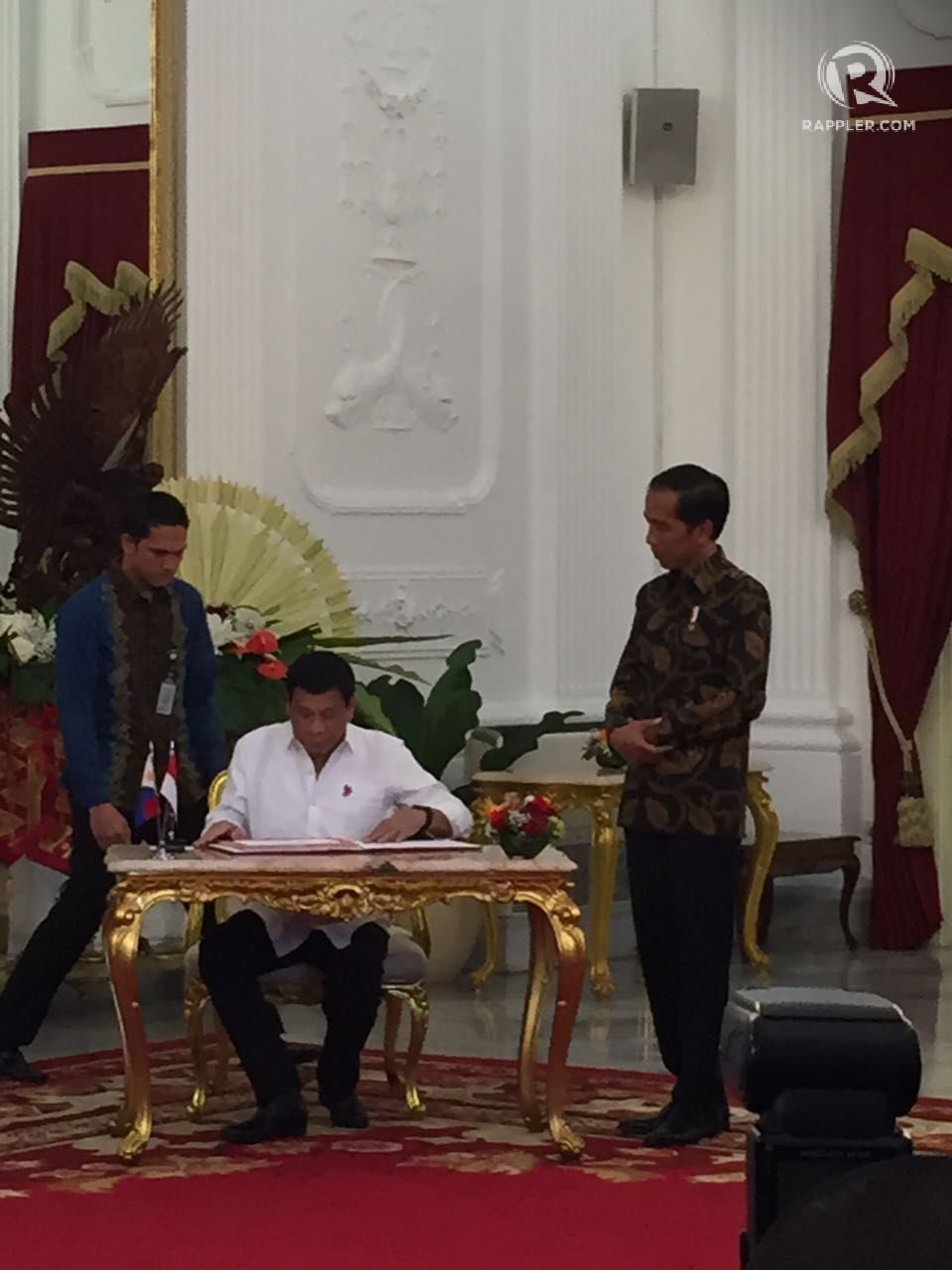 Presiden Jokowi menyaksikan Presiden Filipina Duterte menandatangani MoU di Istana Merdeka Jakarta, pada 9 September 2016. Foto oleh Natashya Gutierrez/Rappler 